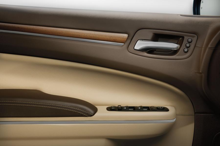  Chrysler 300C Luxury Series 2012 года  (фото 2 из 16)